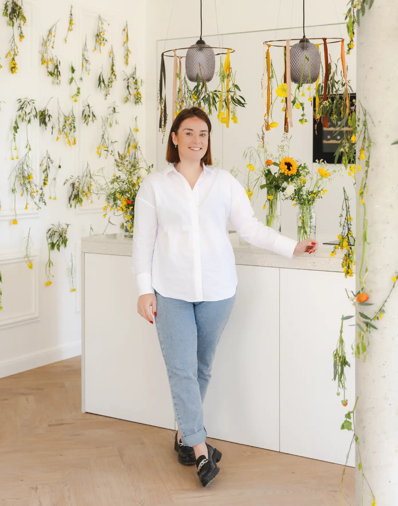 Cuisine moderne avec décoration florale chez Cuisines Morel