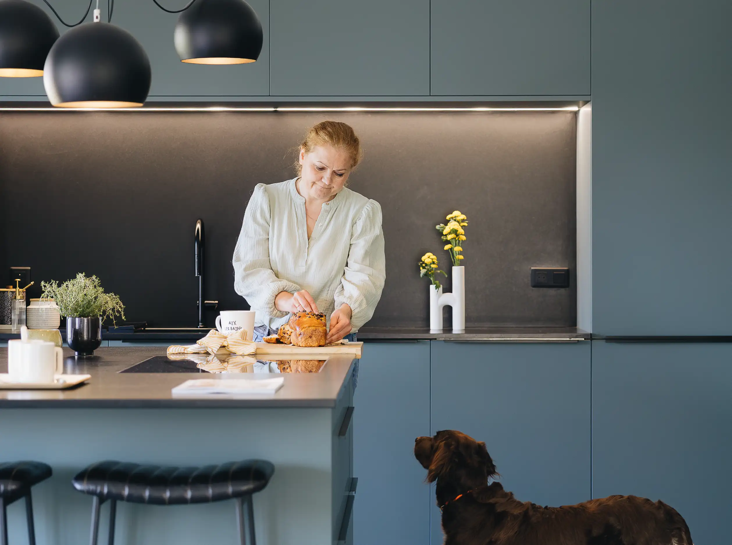 Une cliente avec son chien dans sa cuisine morel